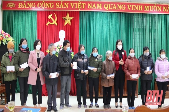 Hội LHPN tỉnh Thanh Hóa trao quà tết cho hội viên, phụ nữ, con em hội viên nghèo