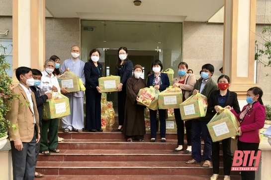 Tặng 300 suất quà cho gia đình có hoàn cảnh khó khăn ở huyện Thiệu Hóa bị ảnh hưởng bởi dịch COVID-19