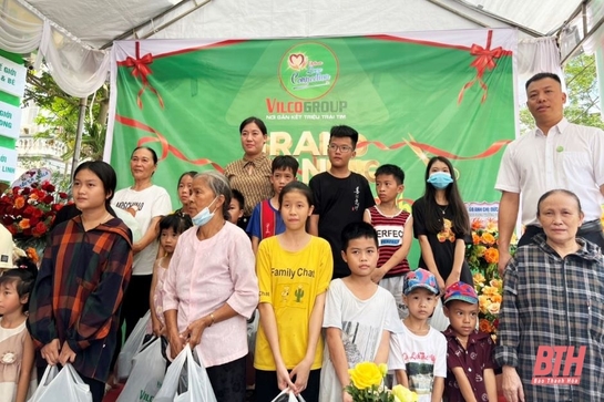 Trao quà từ thiện cho 130 trẻ em có hoàn cảnh khó khăn ở xã Thành Hưng