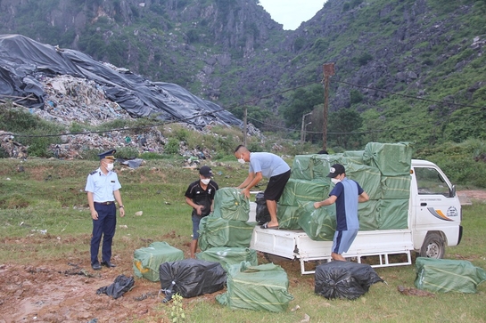 Tiêu hủy 1,2 tấn thực phẩm đông lạnh không có nguồn gốc xuất xứ