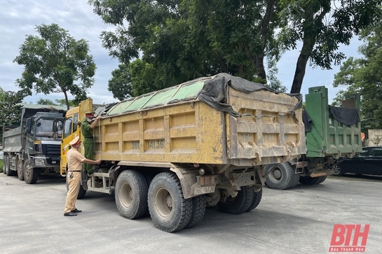 Công an huyện Thọ Xuân quyết liệt xử lý tình trạng xe quá khổ, quá tải
