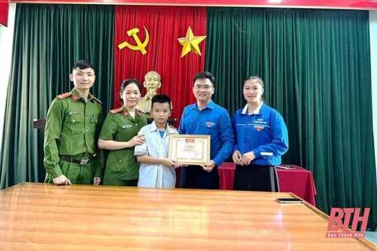 Khen thưởng học sinh nhặt được của rơi trả lại người mất