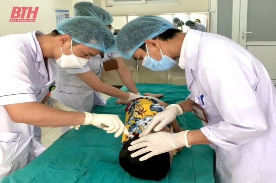 Bệnh viện Nhi Thanh Hóa phẫu thuật thành công ca bệnh U tiểu não cho một bệnh nhi người Lào