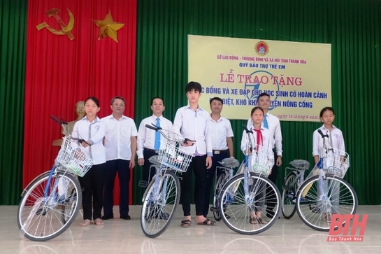 Trao tặng học bổng và xe đạp cho trẻ em có hoàn cảnh đặc biệt khó khăn tại huyện Nông Cống.