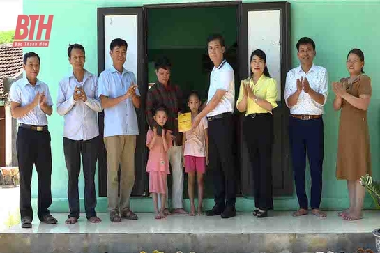 Bàn giao nhà “Đại đoàn kết” cho hộ nghèo xã Vĩnh Hưng