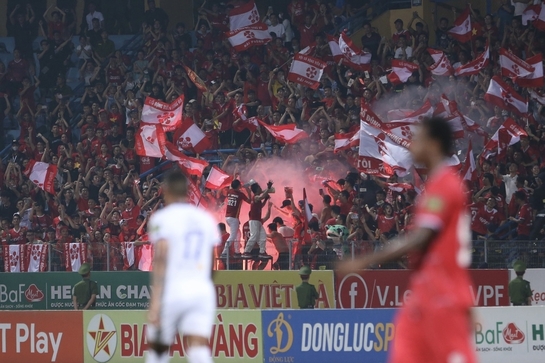 CĐV nhí Hải Phòng bị bỏng từ pháo hoa trên sân Hàng Đẫy; Brazil bị loại ngay vòng bảng World Cup nữ 2023