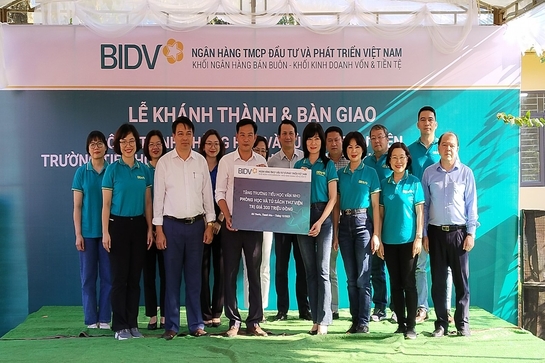 Bàn giao phòng học và tủ sách thư viện tại Trường Tiểu học Văn Sơn (Bá Thước)