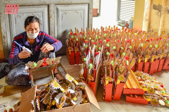 Làng nghề hoa giấy Mật Sơn tất bật trước ngày Táo quân về trời