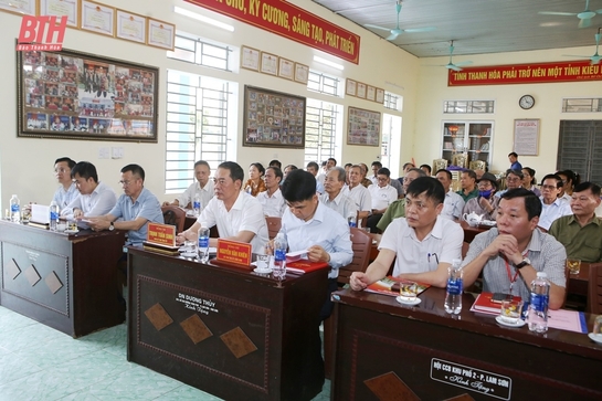 Phó Bí thư Tỉnh ủy Trịnh Tuấn Sinh dự sinh hoạt cùng Chi bộ khu phố 2