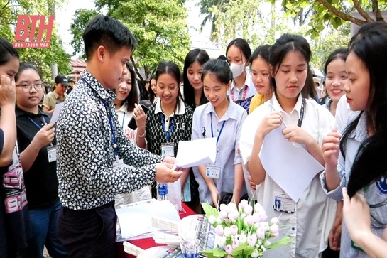 Gần 1.200 học sinh Trường THPT Lang Chánh tham gia sàn giao dịch việc làm