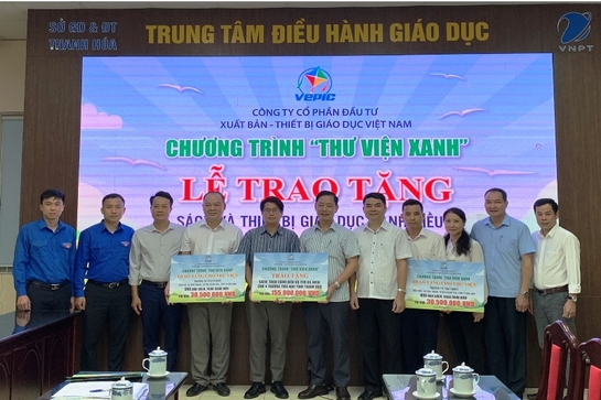 Trao tặng tủ sách và thiết bị cho các trường học vùng đặc biệt khó khăn