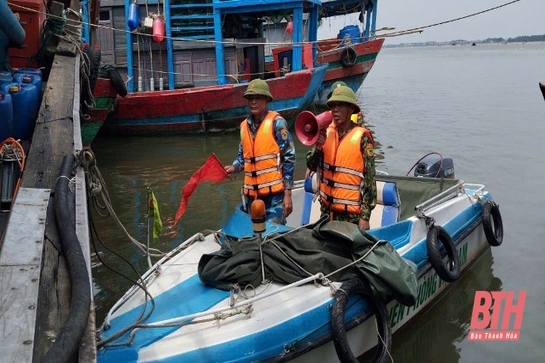 Các lực lượng tích cực hỗ trợ ngư dân đưa tàu thuyền về nơi tránh trú bão an toàn