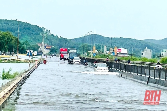 Hà Trung: Nước các sông dâng cao gây ngập tuyến Quốc lộ 1A và một số khu dân cư 