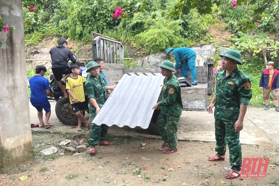 Sau bão, Mường Lát tích cực sửa chữa nhà ở bị thiệt hại cho người dân