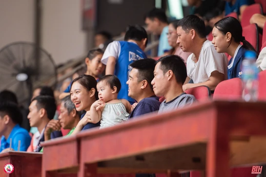 Hạnh phúc một gia đình nhỏ tại Giải Cầu lông Báo Thanh Hoá mở rộng 2024