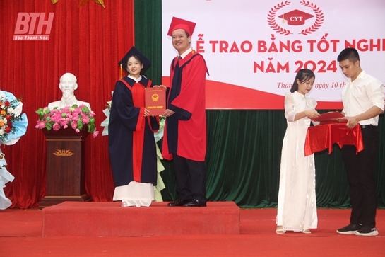 Trường Cao đẳng Y tế Thanh Hóa trao bằng tốt nghiệp chính quy cho 587 sinh viên