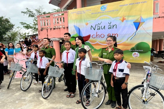 Hoa hậu Thùy Tiên cùng người hâm mộ thực hiện dự án thiện nguyện ý nghĩa đầu Xuân