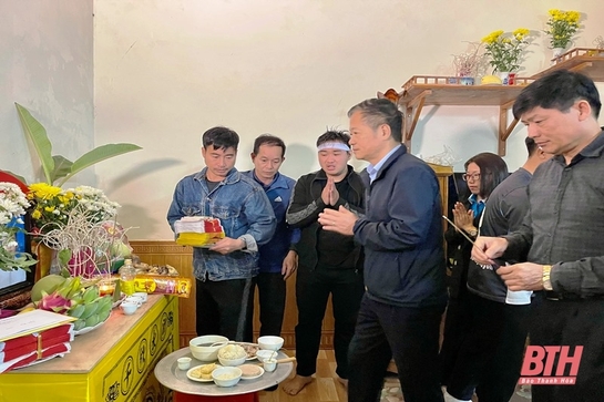 Thăm hỏi, động viên gia đình có người bị thiệt mạng do đuối nước ở huyện Cẩm Thủy