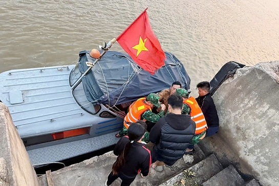Cứu hộ kịp thời một ngư dân gặp nạn trên biển 