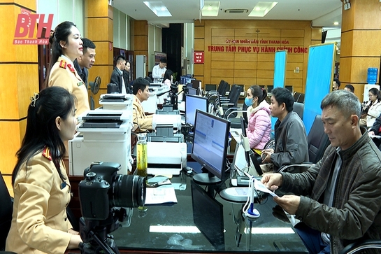 Sau gần 1 tháng đã giải quyết gần 600 hồ sơ cấp, đổi giấy phép lái xe tại công an cấp xã 