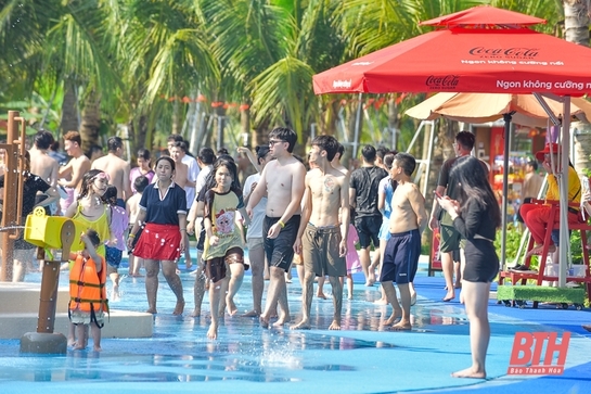 Du khách giải nhiệt ngày hè tại Sun World Sầm Sơn