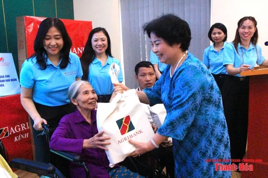 Trao tặng 100 xe lăn cho người khuyết tật tại 5 địa phương của Thanh Hóa