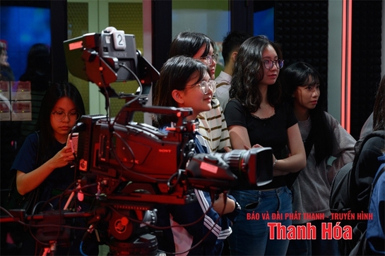 Sinh viên truyền thông trong “cuộc đua” với AI