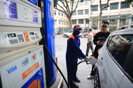 Giá dầu diesel giảm nhẹ, mặt hàng xăng RON95-III tăng 131 đồng/lít