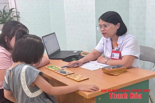 Trẻ mắc hội chứng Tic do xem nhiều tivi, điện thoại