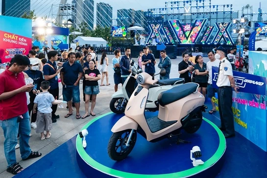 Người dùng hào hứng với xe máy điện VinFast Evo Grand có thêm pin phụ linh hoạt, giá hấp dẫn