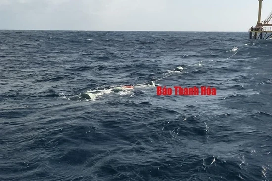 Tặng quốc kỳ có chữ ký của đội tuyển bóng đá Việt Nam cho cán bộ, chiến sỹ Nhà giàn DK1/15