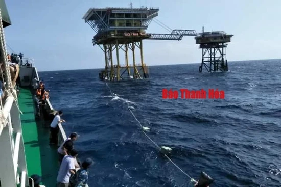 Thăm, tặng quà và chúc mừng năm mới chiến sỹ trên 3 Nhà giàn thuộc bãi Tư Chính 