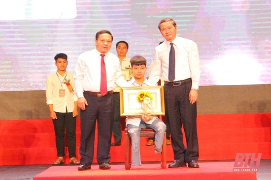 Cụ bà Đỗ Thị Mơ và đôi bạn 10 năm cõng nhau đến trường được tôn vinh điển hình tiên tiến trong phong trào thi đua yêu nước