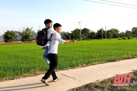 Nam sinh 10 năm cõng bạn đến trường không thể đậu vào Đại Học Y Hà Nội như mơ ước