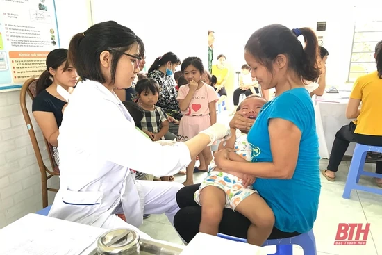 Gần 14.000 nhân viên y tế sẽ được tiêm vắc - xin cúm mùa