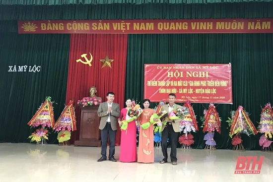 Ra mắt  CLB g ia đình phát triển  bền vững tại xã Mỹ  Lộc