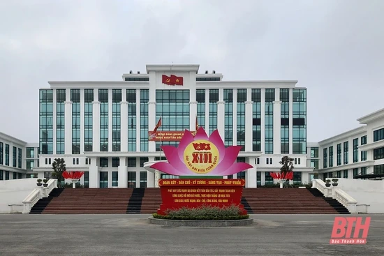 Rực rỡ pa nô, áp phích tuyên truyền Đại hội Đảng toàn quốc lần thứ XIII