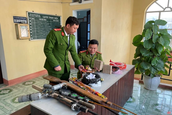 Vận động Nhân dân giao nộp  súng, đạn tự chế, pháo, thuốc nổ và công cụ hỗ trợ
