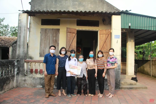 Quỹ Tấm lòng vàng Báo Thanh Hóa trao quà của bạn đọc đến cô học trò mồ côi hiếu học