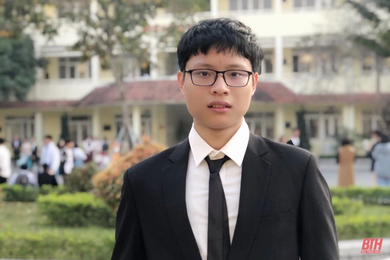 Tặng thưởng cho giáo viên và học sinh đoạt giải trong Kỳ thi Olympic Vật lý quốc tế lần thứ 51