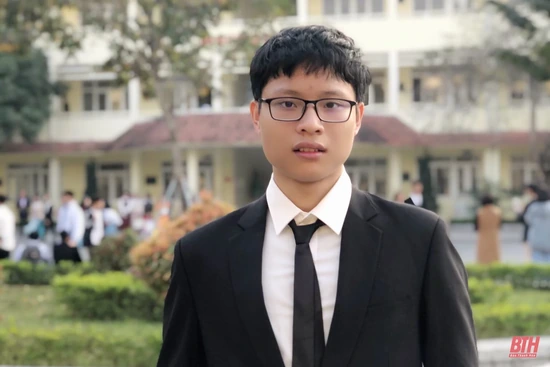 Tặng thưởng cho giáo viên và học sinh đoạt giải trong Kỳ thi Olympic Vật lý quốc tế lần thứ 51