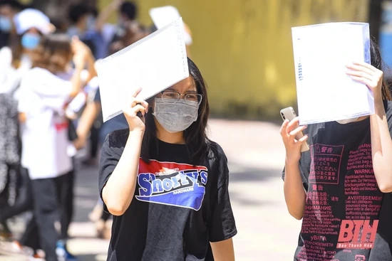 Thí sinh Thanh Hóa đội nắng đi làm thủ tục dự thi tốt nghiệp THPT năm 2021
