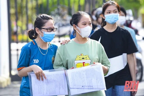 Thí sính “thở phào” khi kết thúc kỳ thi tốt nghiệp THPT