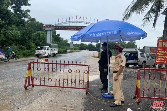 VNPT Nông Cống tặng quà cho các chốt kiểm soát dịch