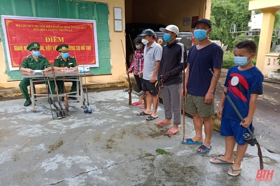 Đồn Biên phòng Trung Lý vận động người dân giao nộp súng tự chế