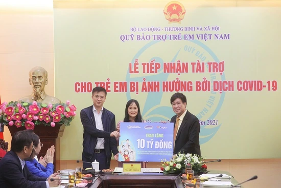 Vinamilk hỗ trợ 10 tỷ đồng và 1 triệu ly sữa chăm sóc trẻ em có hoàn cảnh khó khăn trong đại dịch