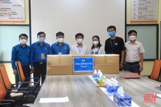 Thăm, tặng quà các doanh nghiệp phòng, chống dịch bệnh COVID-19