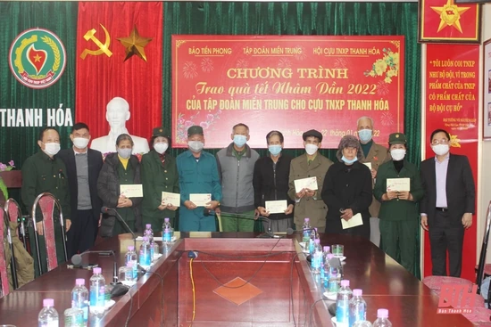 Báo Tiền phong phối hợp với các đơn vị tặng quà tết tại Thanh Hóa