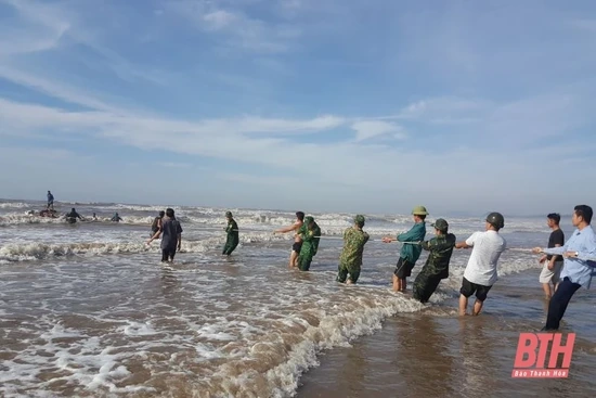 Kịp thời cứu bè mảng bị nạn trên biển