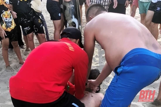 Kịp thời giải cứu du khách đuối nước tại biển Sầm Sơn